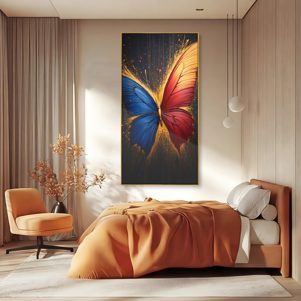 Tablou canvas cu tablou canvas cu fluture colorat, in rama de aluminiu auriu, pe perete intr-un dormitor